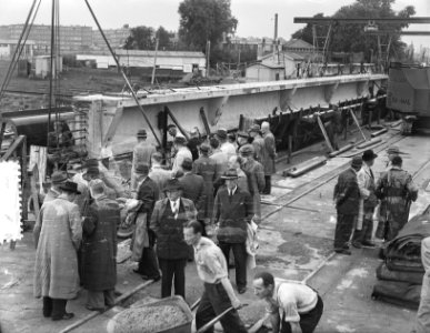 Excursie van 250 ingenieurs bij nieuwe Amstelbrug. Ingenieurs bezichtigen de bru, Bestanddeelnr 905-7880