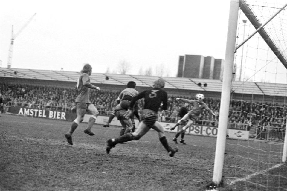Excelsior tegen Ajax 0-2 Geels scoort, links doelman Van der Roer, Bestanddeelnr 928-3670