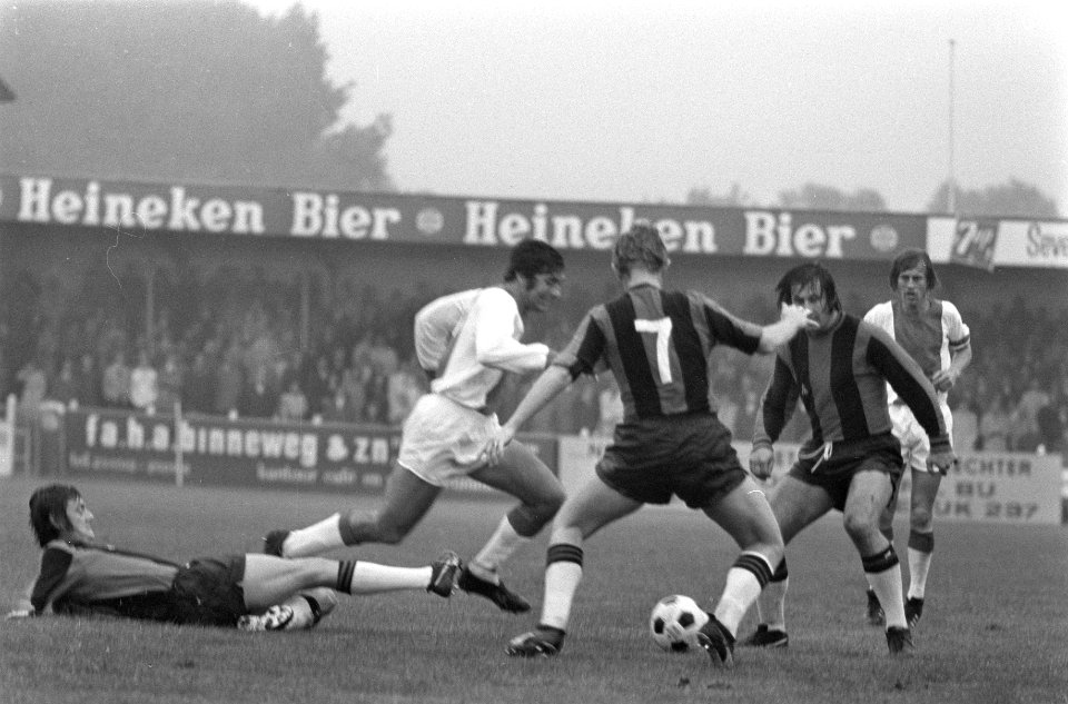 Excelsior tegen Ajax 1-1 Sjaak Swart in aktie tegen drie spelers, Bestanddeelnr 923-8980