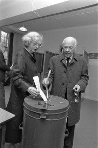 Europese verkiezingen Den Uyl en echtgenote stemmen (in Amsterdam), Bestanddeelnr 933-0004