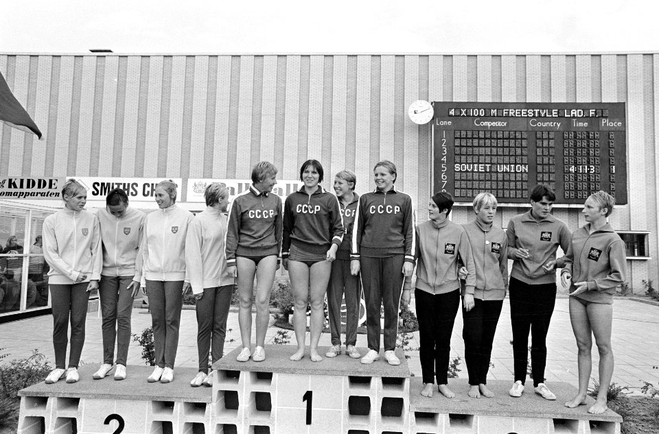 Europese Zwemkampioenschappen, 4 x 100 meter vrije slag dames op podium, Bestanddeelnr 919-4985