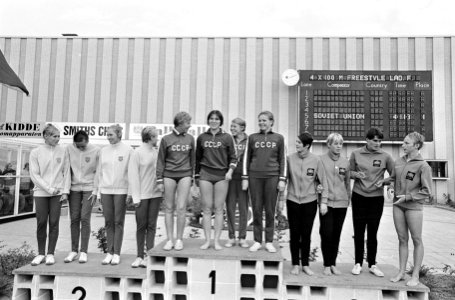 Europese Zwemkampioenschappen, 4 x 100 meter vrije slag dames op podium, Bestanddeelnr 919-4985