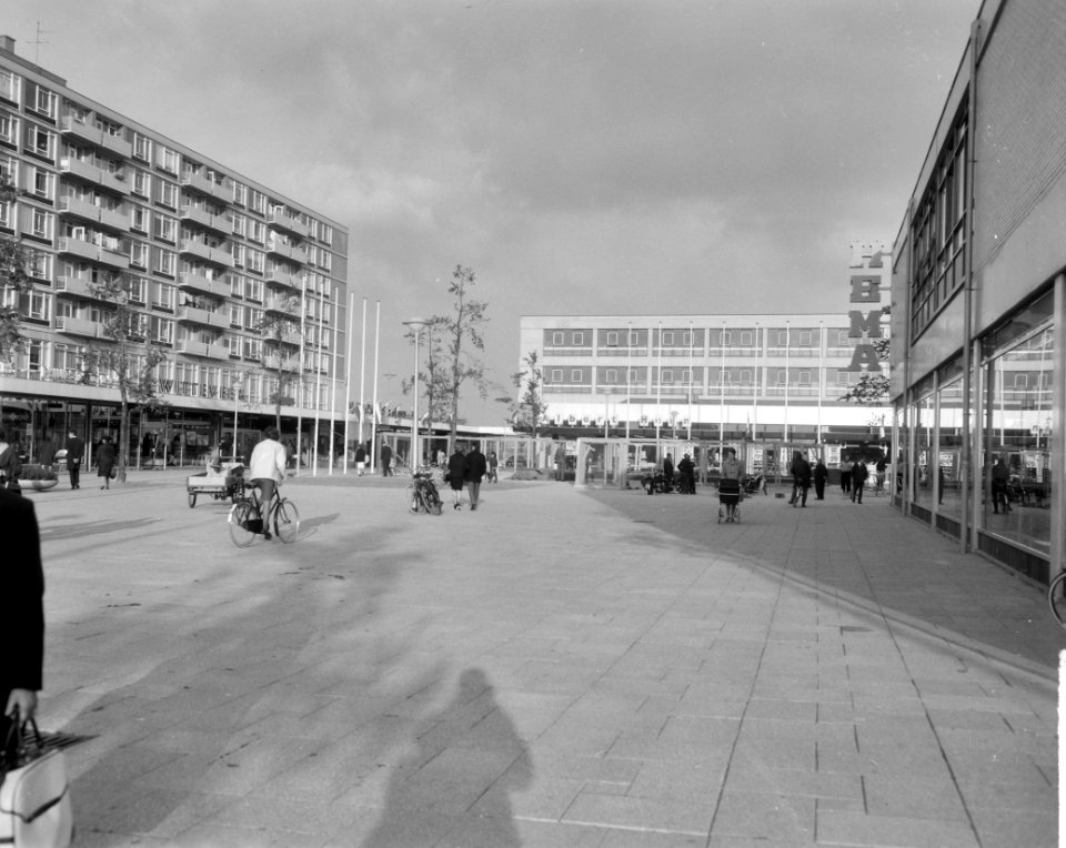Excursie Tuindorp Osdorp, het winkelcentrum, Bestanddeelnr 917-0272