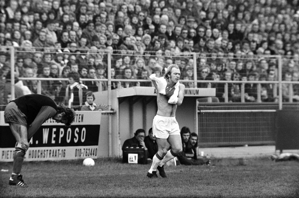 Excelsior tegen Ajax 1-2, Willy Brokamp wisselt van shirt, Bestanddeelnr 927-6883