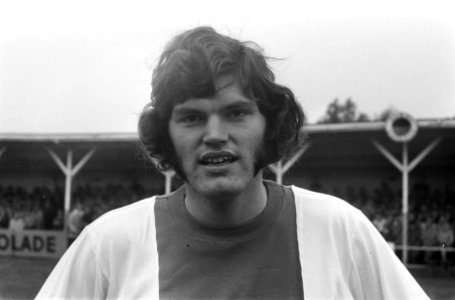 Excelsior tegen Ajax 1-1 nr. 4 Hulshoff, kop, nr. 5 Mühren, kop, nr. 6 Rijnd, Bestanddeelnr 923-8985