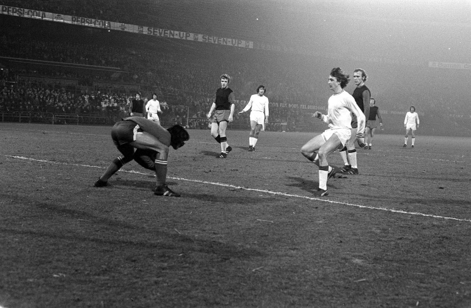 Excelsior tegen Ajax 0-4, spelmoment Cruijff en doelman Van de Roei, Bestanddeelnr 925-4139