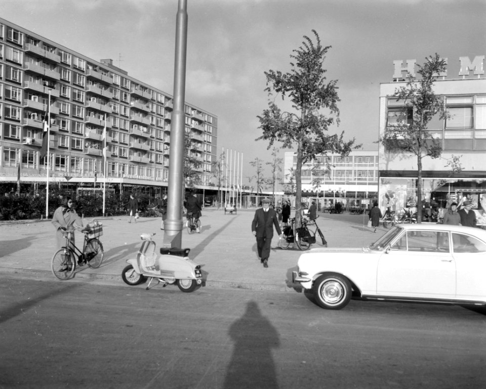 Excursie Tuindorp Osdorp, het winkelcentrum, Bestanddeelnr 917-0271