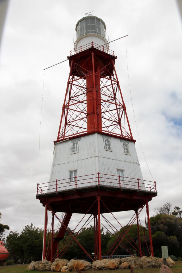 Lighthouse ship signal orientation for ships