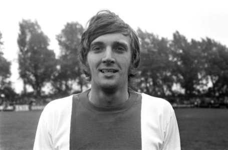 Excelsior tegen Ajax 1-1 nr. 1 Krol, kop, nr. 2 Vasovic, kop, nr. 3 Suurendo, Bestanddeelnr 923-8984