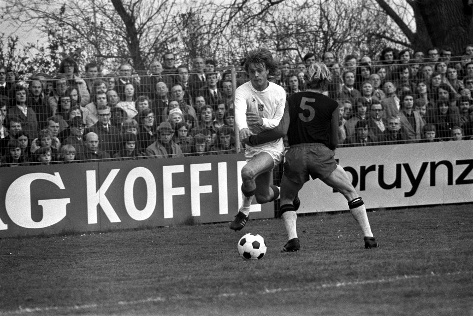 Excelsior tegen Ajax 0-1, Rep wordt vastgehouden door Bron, Bestanddeelnr 926-3754