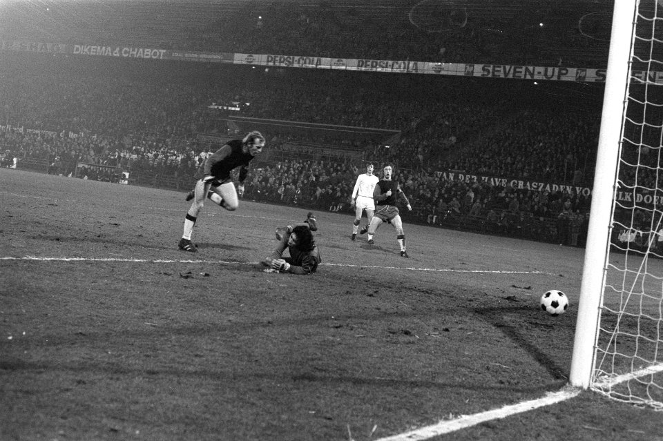 Excelsior tegen Ajax 0-4, Van Nierop (Excelsior) schiet eigen doel, Bestanddeelnr 925-4140