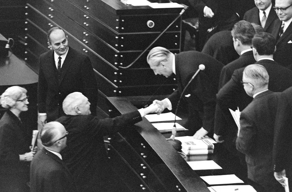 Ex-Bondskanselier Ludwig Erhard feliciteert Kurt Georg Kiesinger (rechts), Bestanddeelnr 919-8402
