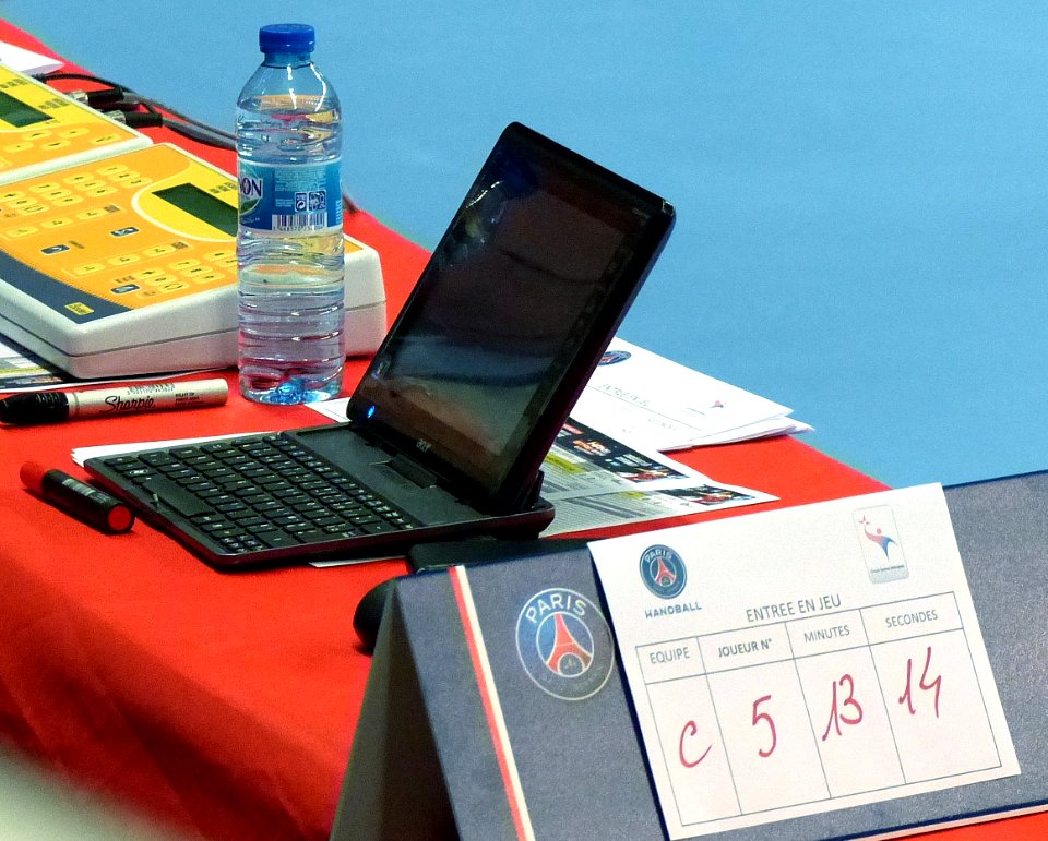 Exclusion de 2 minutes à la table de marque