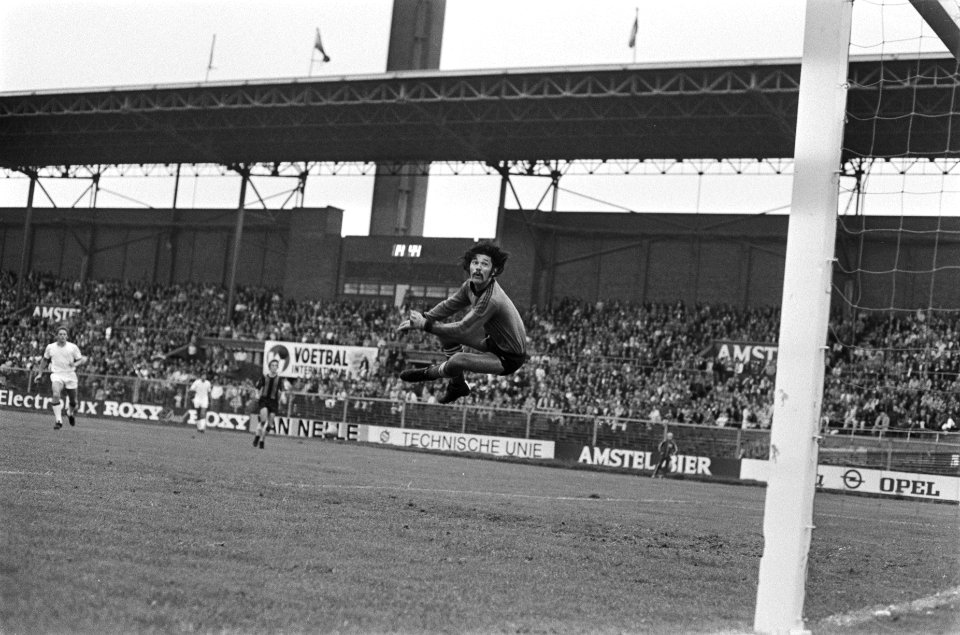 Excelsior keeper Van der Roer in aktie, Bestanddeelnr 928-1189