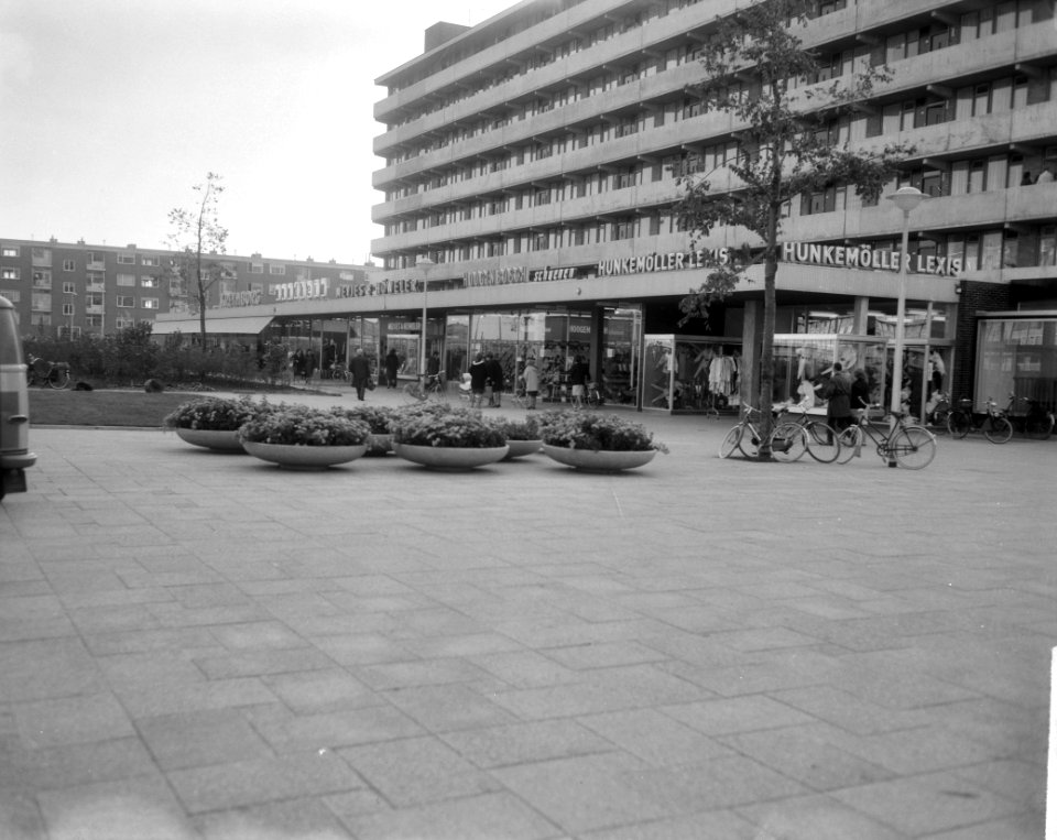 Excursie Tuindorp Osdorp, winkelcentrum, Bestanddeelnr 917-0277