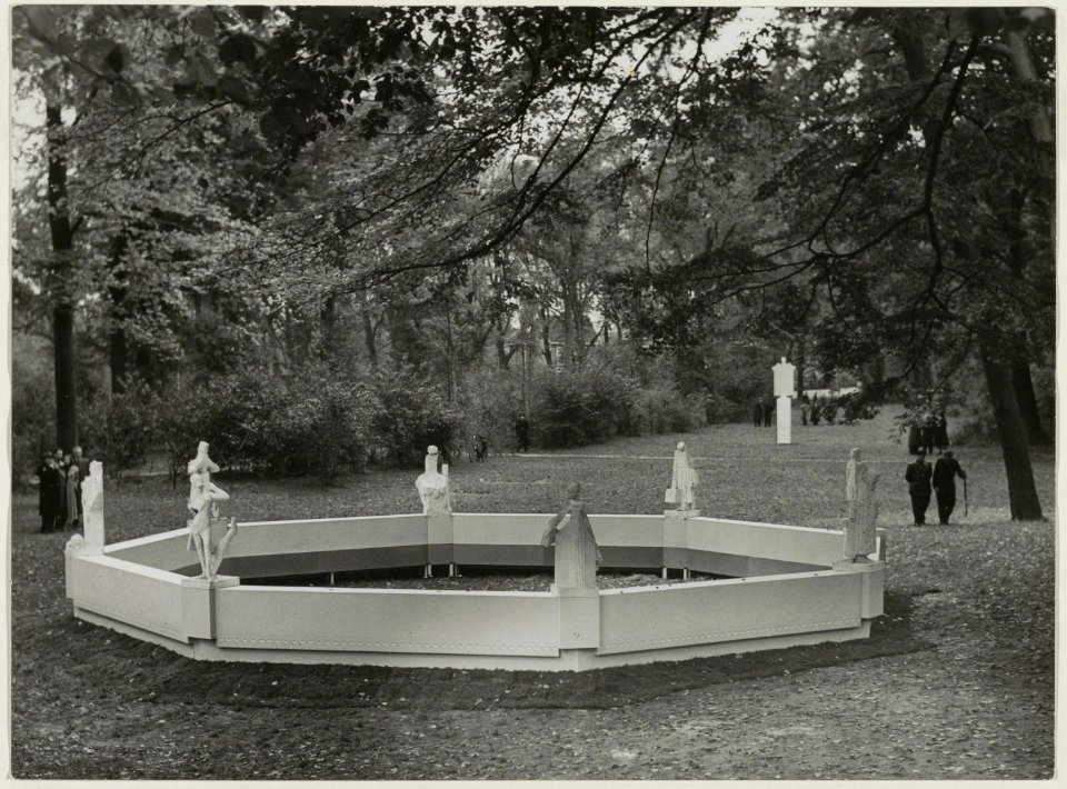 Experiment met een maquette op ware grootte van het Hildebrand monument voor het bepalen van de definitieve plaats in de Haarlemmerhout. NL-HlmNHA 54010726