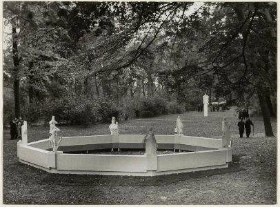 Experiment met een maquette op ware grootte van het Hildebrand monument voor het bepalen van de definitieve plaats in de Haarlemmerhout. NL-HlmNHA 54010726