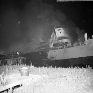 Explosie op Noorse tanker Rona Star bij Verolme, de tanker in brand, en blussi, Bestanddeelnr 917-8743