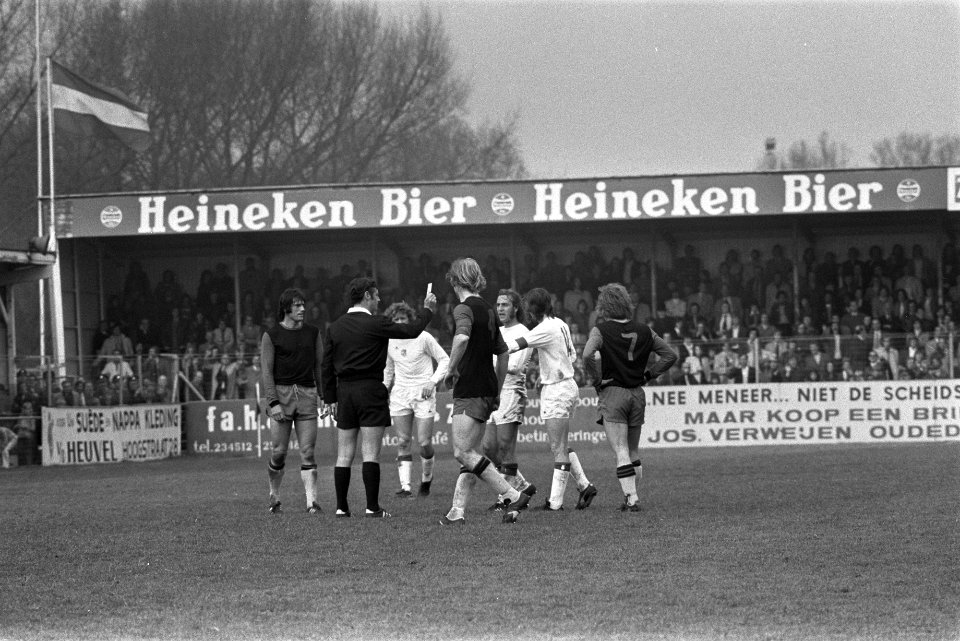 Excelsior tegen Ajax 0-1, Cruijff krijgt gele kaart, Bestanddeelnr 926-3755