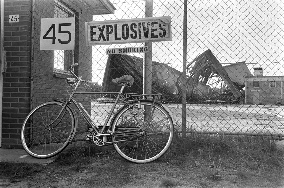 Explosie op vliegbasis Soesterberg, de smeulende resten van de hangar, Bestanddeelnr 919-4173