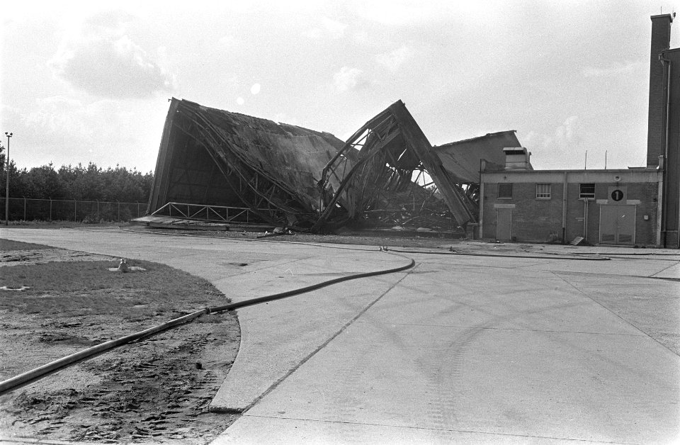 Explosie op vliegbasis Soesterberg, de hangar totaal vernield, Bestanddeelnr 919-4174