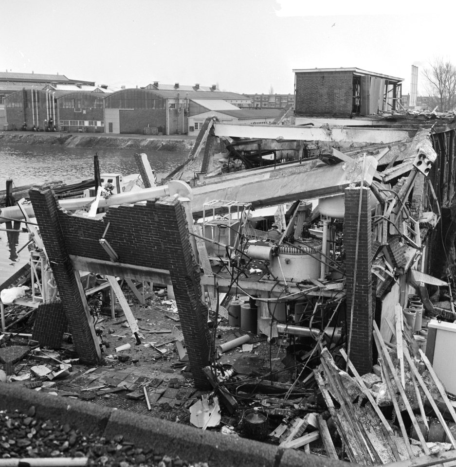 Explosie te Dordrecht bij Chemische fabriek, overzicht ravage, Bestanddeelnr 918-6308