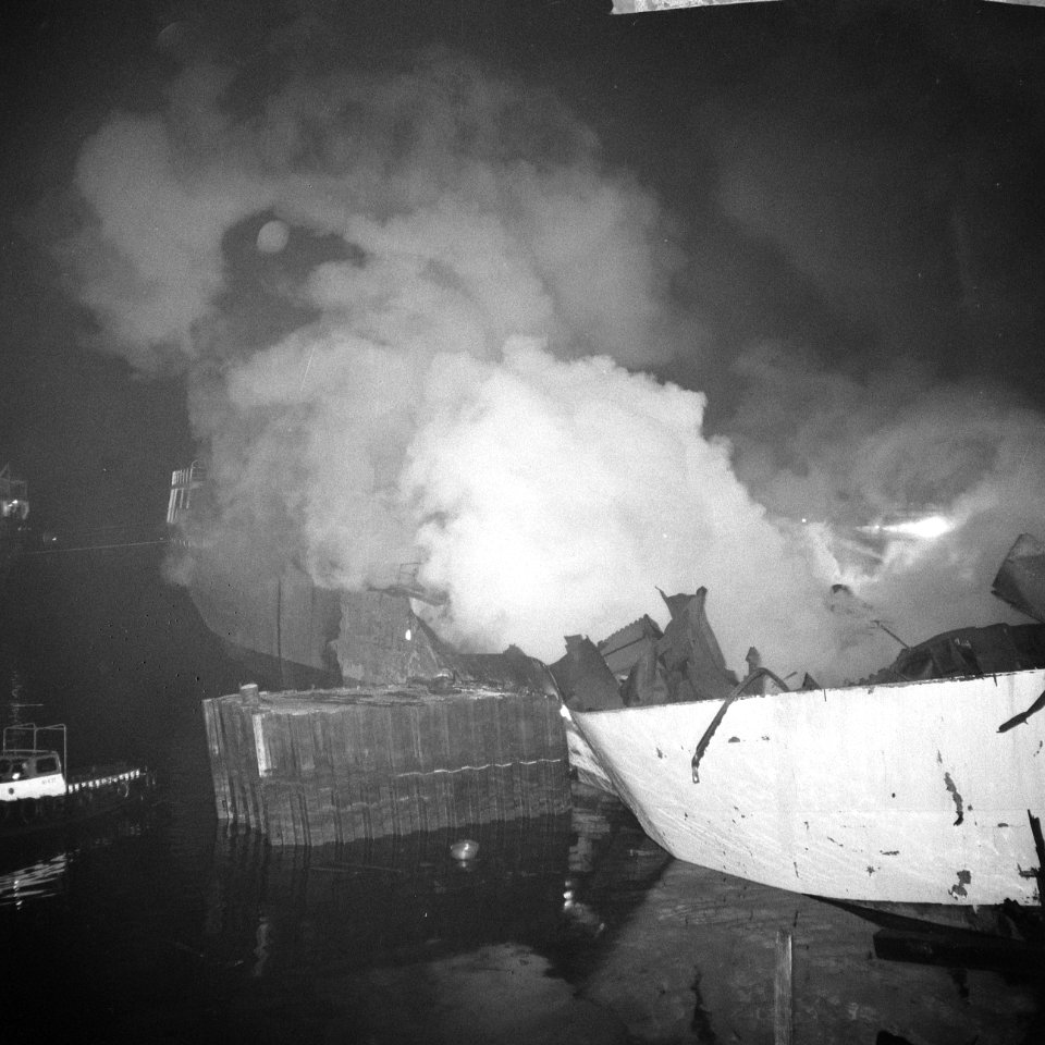 Explosie op Noorse tanker Rona Star bij Verolme, de tanker in brand, en blussi, Bestanddeelnr 917-8745