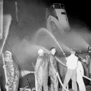 Explosie op Noorse tanker Rona Star bij Verolme, de tanker in brand, en blussi, Bestanddeelnr 917-8742