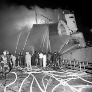 Explosie op Noorse tanker Rona Star bij Verolme, de brandweerlieden aan het bl, Bestanddeelnr 917-8738