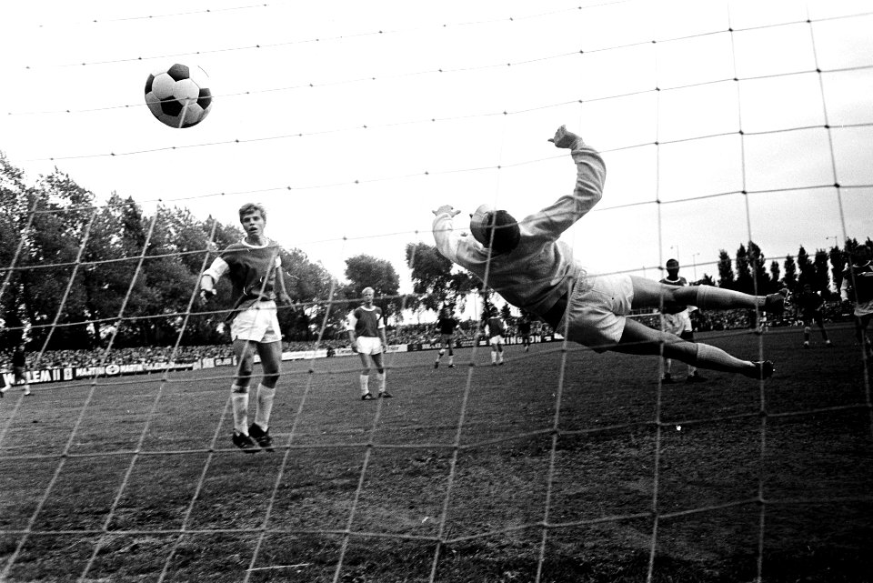 Excelsior tegen Elinkwijk 3-1 Excelsior naar ere-divisie, Bestanddeelnr 923-5610
