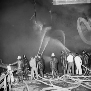 Explosie op Noorse tanker Rona Star bij Verolme, de tanker in brand, en blussi, Bestanddeelnr 917-8741