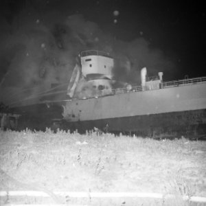 Explosie op Noorse tanker Rona Star bij Verolme, de tanker in brand, en blussi, Bestanddeelnr 917-8747