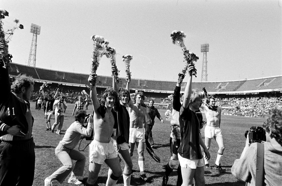 Excelsior tegen Ajax 2-2, laatste competitiewedstrijd, Aj kampioen met bloemen , Bestanddeelnr 930-8224