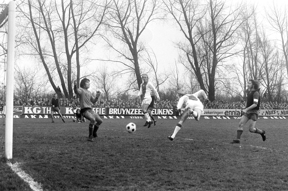 Excelsior tegen Ajax 1-2, Geels kopt 1e doelpunt, midden Brokamp, Bestanddeelnr 927-6884