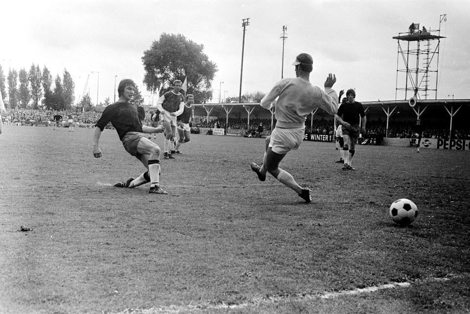 Excelsior tegen Elinkwijk 3-1 Excelsior naar ere-divisie links Kwakernaat scoor, Bestanddeelnr 923-5609
