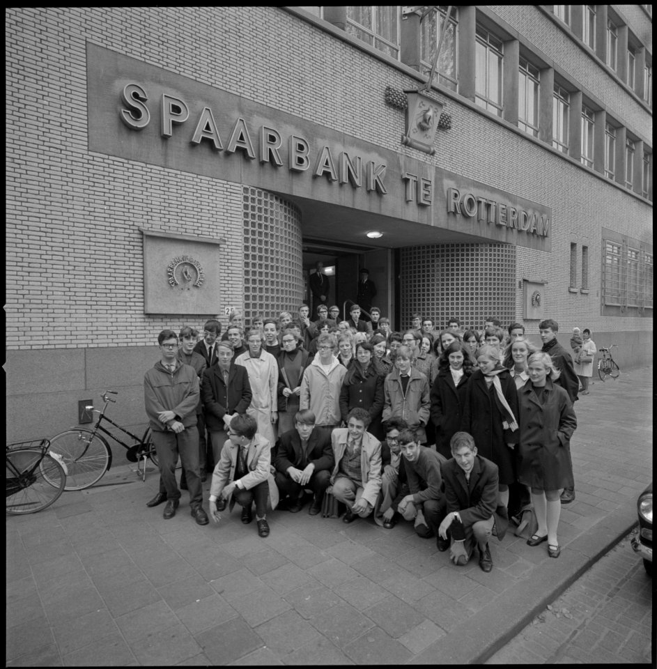 Excursie van kweekschoolleerlingen naar de Spaarbank Rotterdam aan de Botersloot 1968