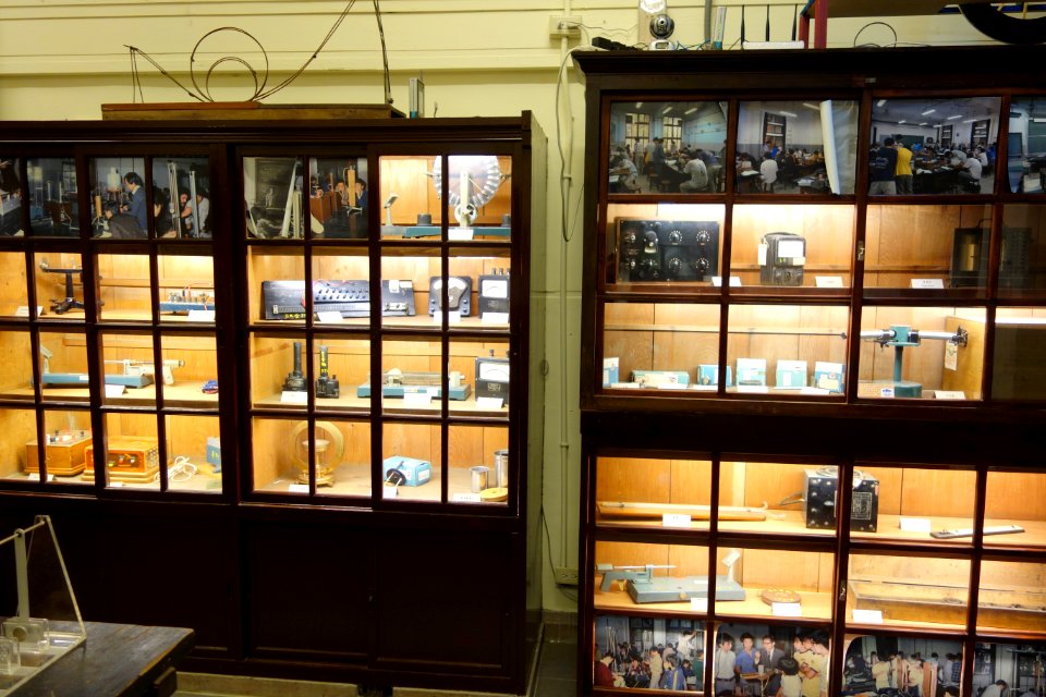 Exhibit cabinet - NTU Heritage Hall of Physics - DSC01142