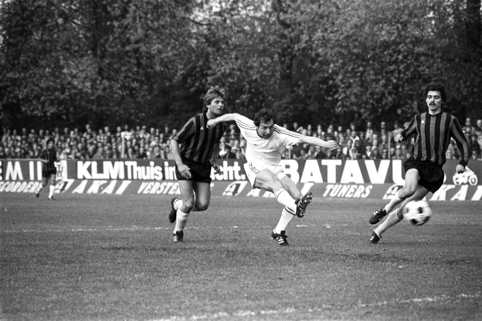 Excelsior teven MVV (nacompetitie) Kowalik (MVV) (midden) scoort 0-1, Bestanddeelnr 929-7248