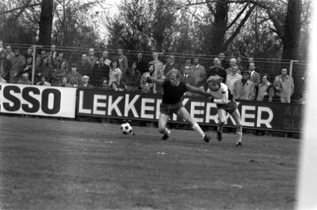 Excelsior tegen Den Bosch 4-1, Beek (rechts) houdt spel van Excelsior vast, Bestanddeelnr 926-4071