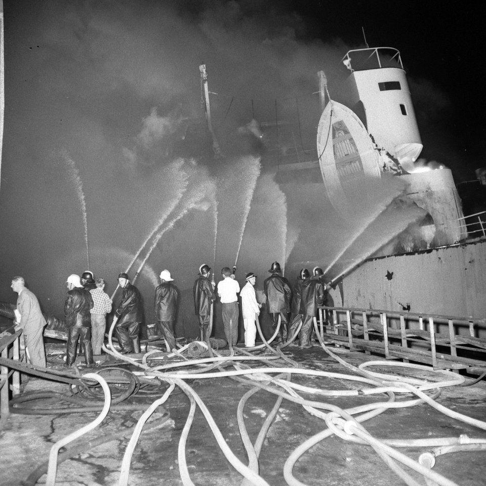 Explosie op Noorse tanker Rona Star bij Verolme, de tanker in brand, en blussi, Bestanddeelnr 917-8748