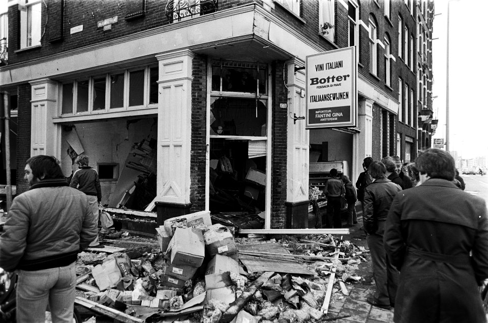 Explosie in Italiaanse groothandel van wijnen en levensmiddelen in Amsterdam, Bestanddeelnr 929-6869