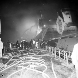 Explosie op Noorse tanker Rona Star bij Verolme, de tanker in brand, en blussi, Bestanddeelnr 917-8746
