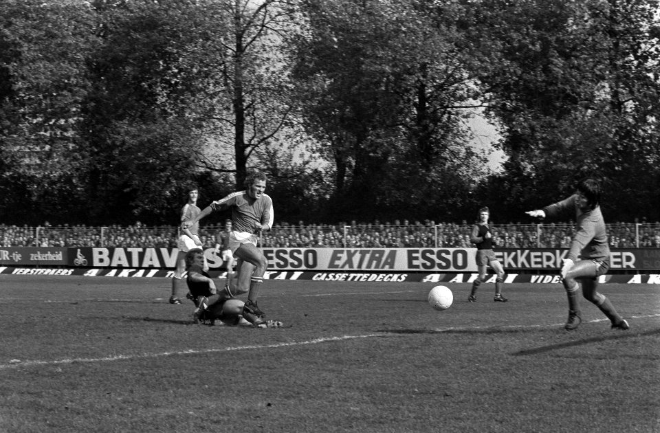 Excelsior tegen PSV 1-3, Willy van de Kerkhof (l) passeert Eddy van Roer (r), Bestanddeelnr 927-4822