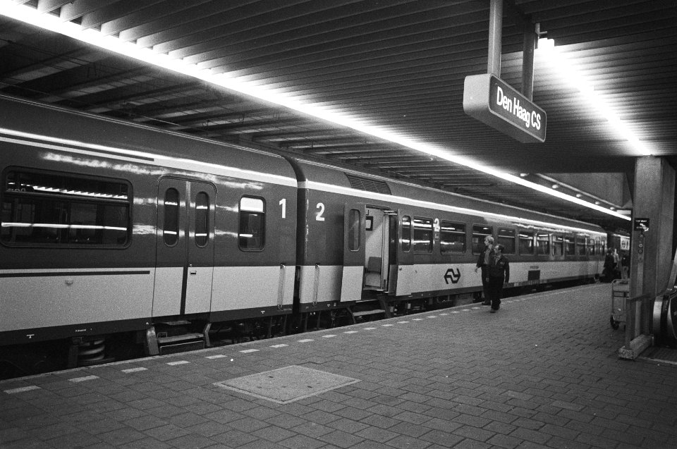 Exterieur van het rijtuig op Centraal Station Den Haag, Bestanddeelnr 931-0529