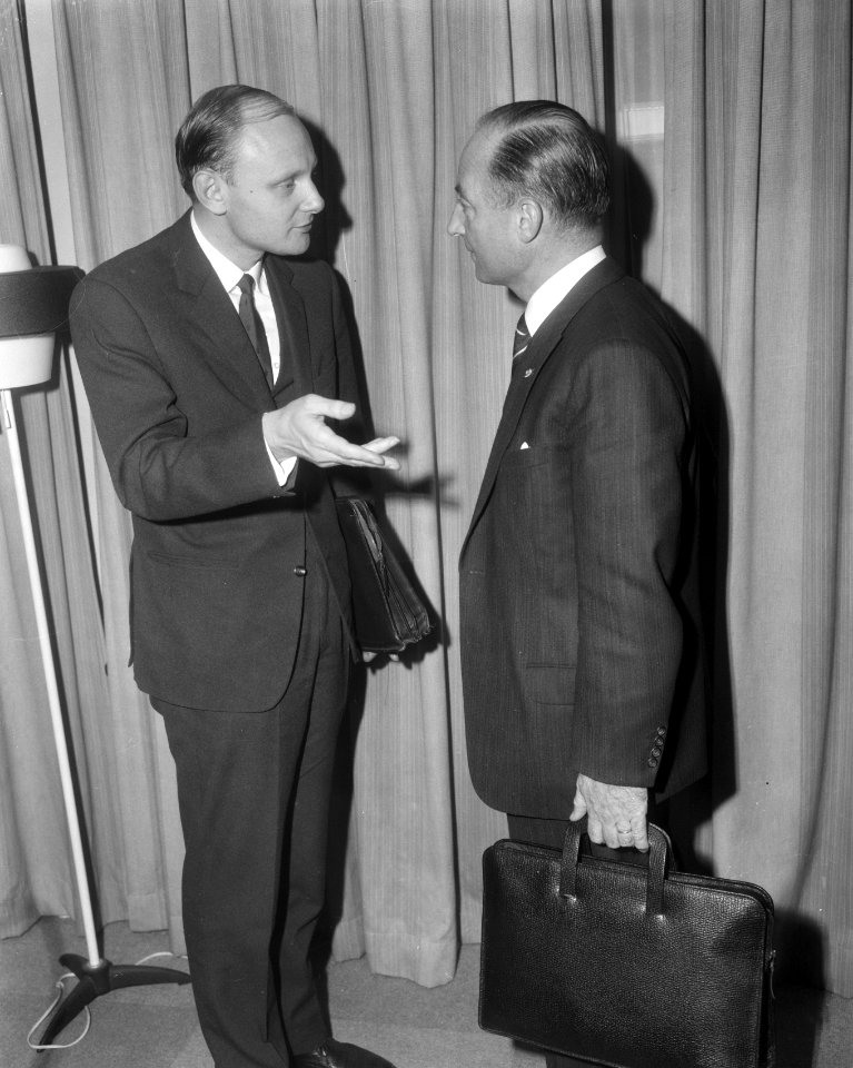 Ex-formateur drs. W.K.N. (Norbert) Schmelzer praat na afloop van een persconfer…, Bestanddeelnr 919-7523