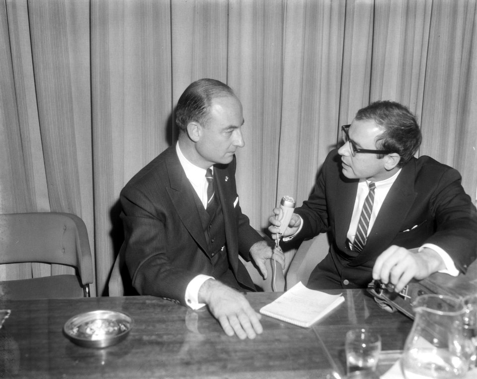 Ex-formateur drs. W.K.N. (Norbert) Schmelzer praat na afloop van een persconfer…, Bestanddeelnr 919-7522