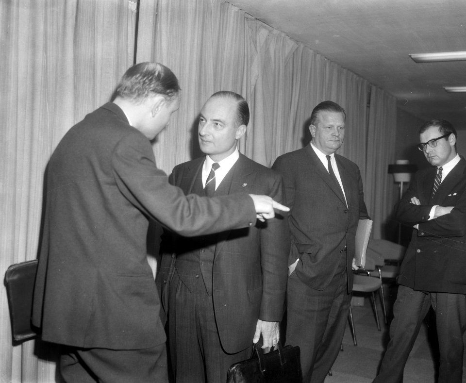 Ex-formateur drs. W.K.N. (Norbert) Schmelzer praat na afloop van een persconfer…, Bestanddeelnr 919-7519