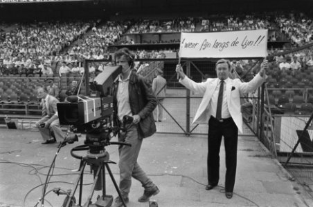 Excelsior tegen Ajax 2-3, NOS-camera aan het werk en spandoek weer fijn langs d, Bestanddeelnr 933-3998