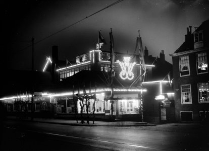 Exterieur van de met lampen verlichte broodfabriek De Vijzel, Bestanddeelnr 902-9598