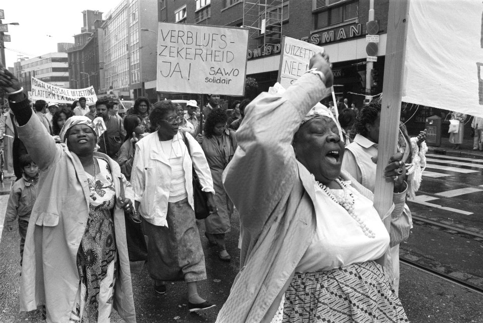 Ex-gedaagde Surinamers protesteren in Den Haag tegen uitwijzing negatiefsrook, Bestanddeelnr 934-3009